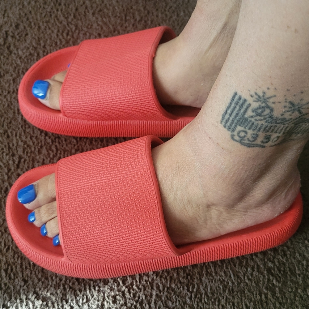 Red Lightweight Slides - Picture 2 of 4